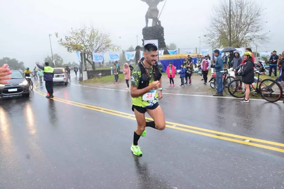 ESFUERZO. Ovejero completa el recorrido bajo la lluvia. El Indio y el público custodian su llegada.