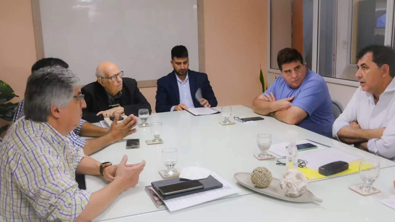 BELLA VISTA, El intendente Salazar se reunió con miembros de la comisión.