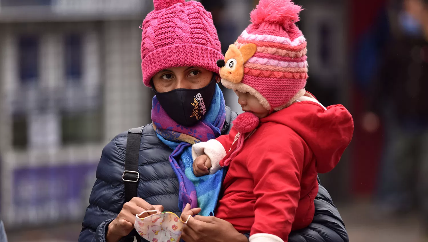 ABRIGADOS. La ropa de invierno poco a poco comienza a formar parte del vestuario de las tucumanas.