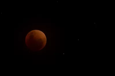 Una luna de sangre rodeada de estrellas: así se vivió el eclipse desde la Puna