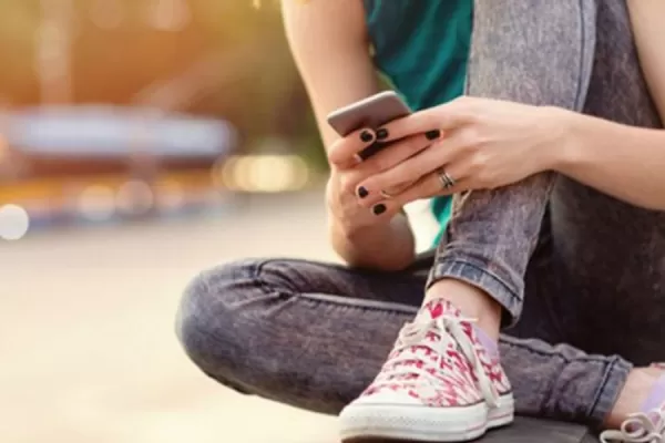 Polémica: un padre le hizo firmar un contrato a su hija para regular cómo usa el celular