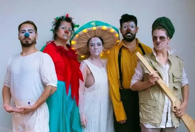 COLORIDO ELENCO. El Grupo Tumba Cabeza, de artistas del clown. 