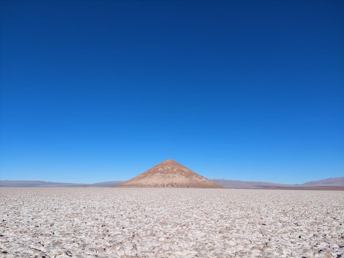 Cono de Arita en el Salar de Arizaro. Foto de Álvaro Medina / LA GACETA