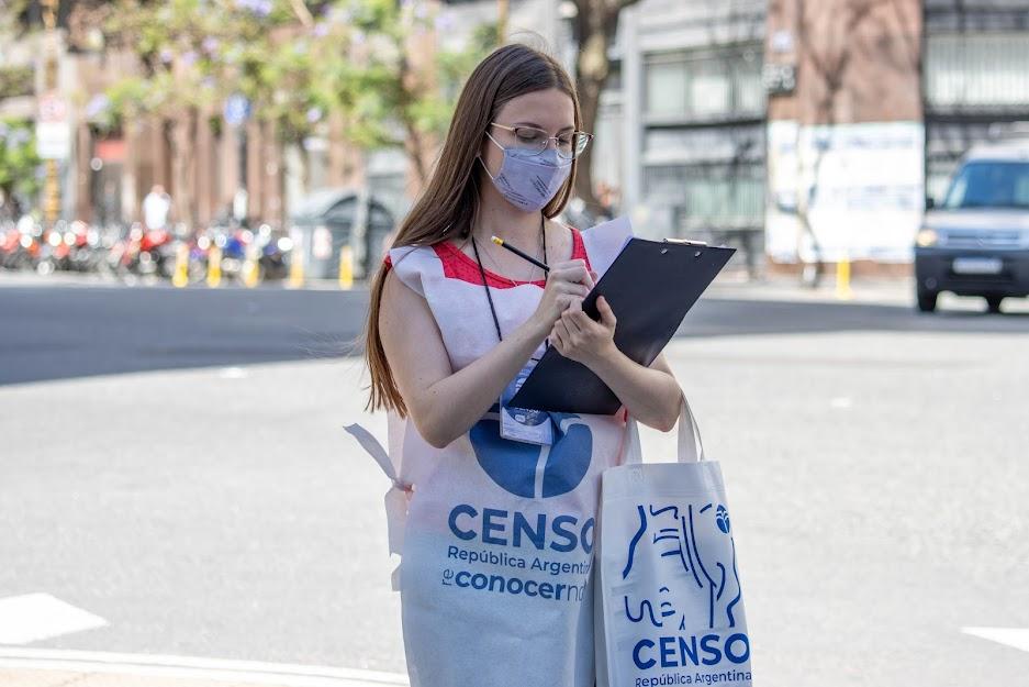 UNA CENSISTA RECOGE DATOS PARA EL RELEVAMIENTO 2022. Foto de Censo.gob.ar