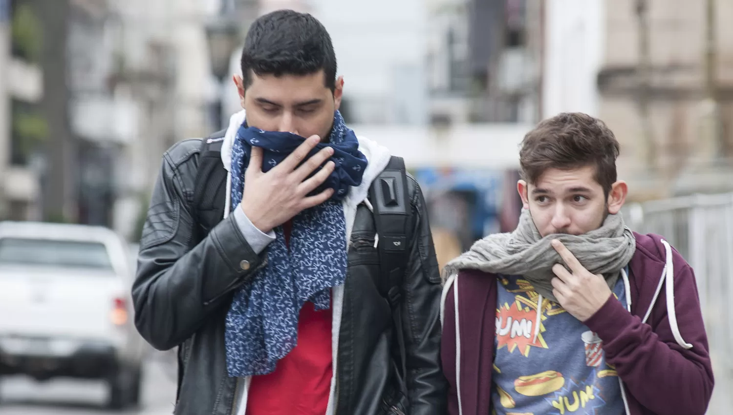 BUFANDAS. Los tucumanos poco a poco comienzan a sacar del ropero la ropa de abrigo.