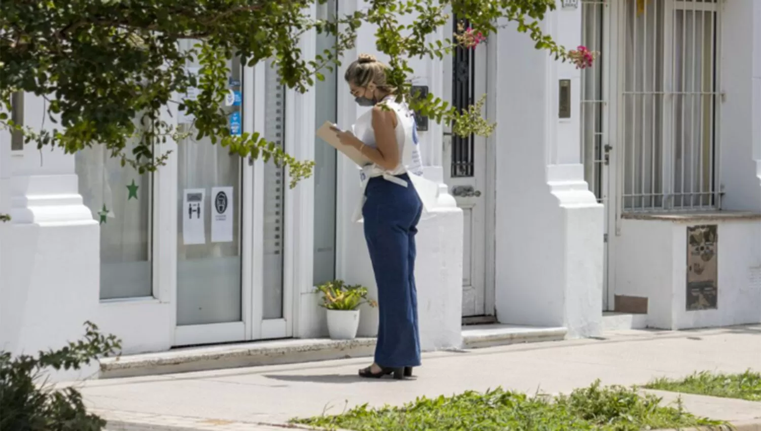 PUERTA POR PUERTA. La Agencia Nacional de Discapacidad (ANDIS) preparó herramientas para facilitar la tarea de las censistas.