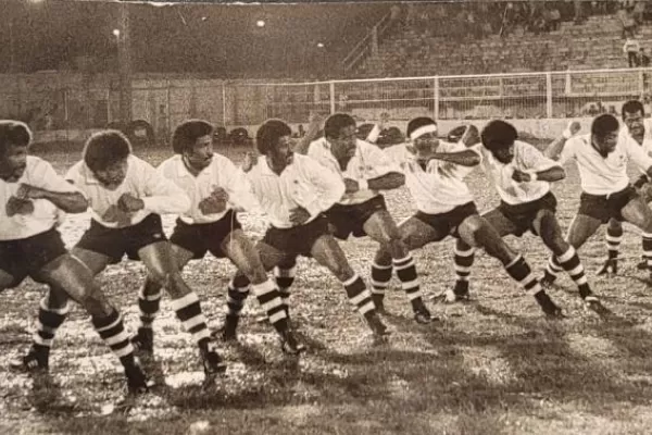 Rugby: malabarismo fijiano bajo la lluvia