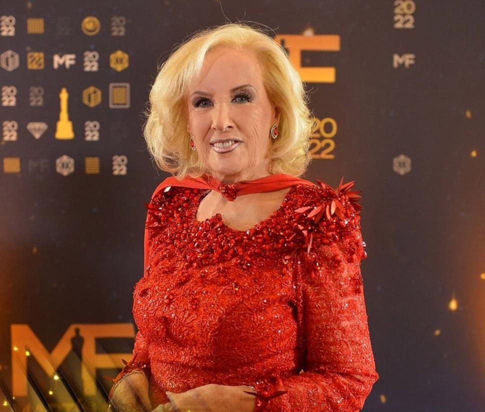 MIRTHA LEGRAND. Rojo shock y piedras, diseño de Claudio Cosano.   instagram@pampitaoficial