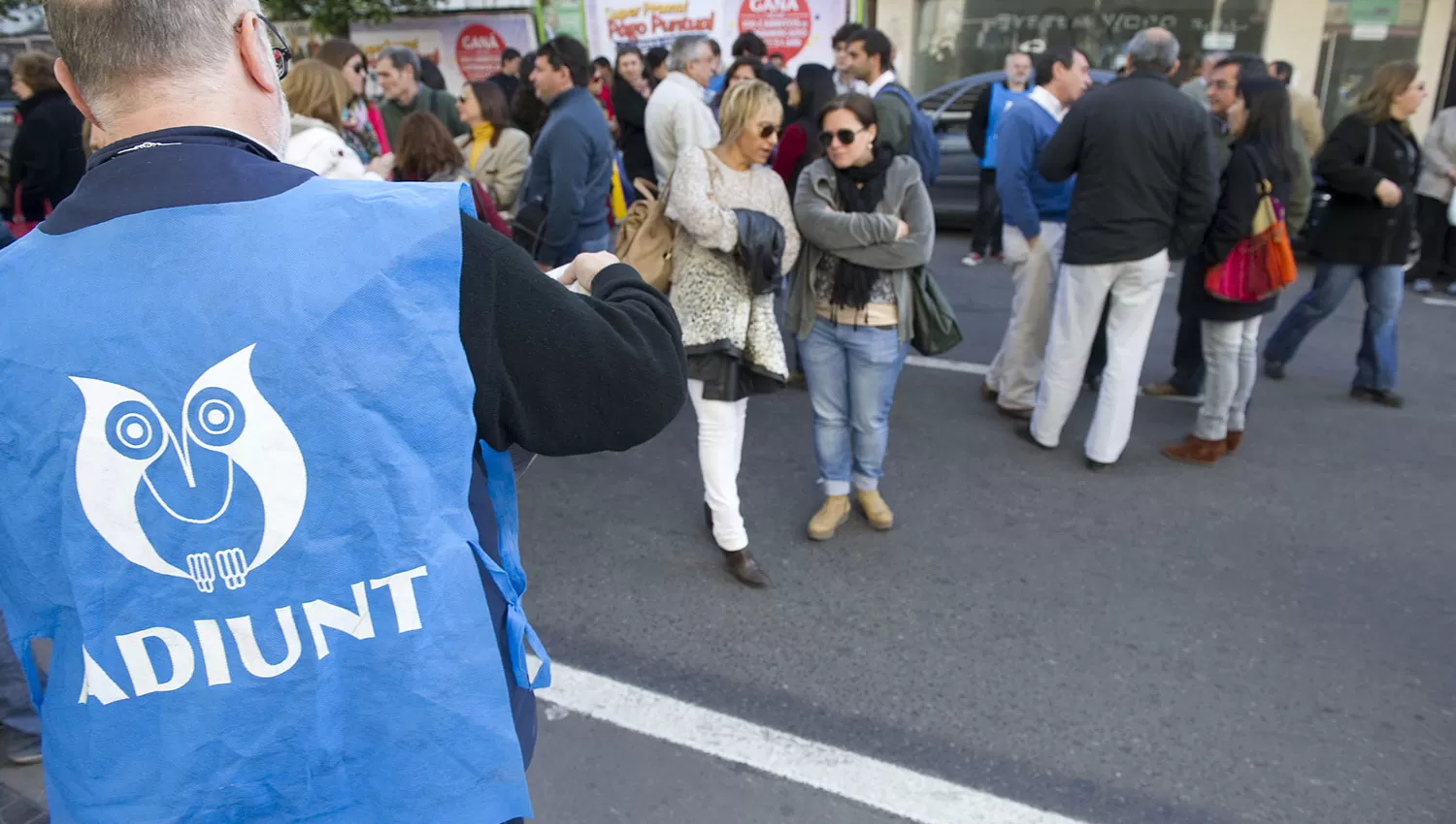 EN LUCHA. Los docentes universitarios reclaman la ciudadanía plena para la elección de autoridades de la UNT.