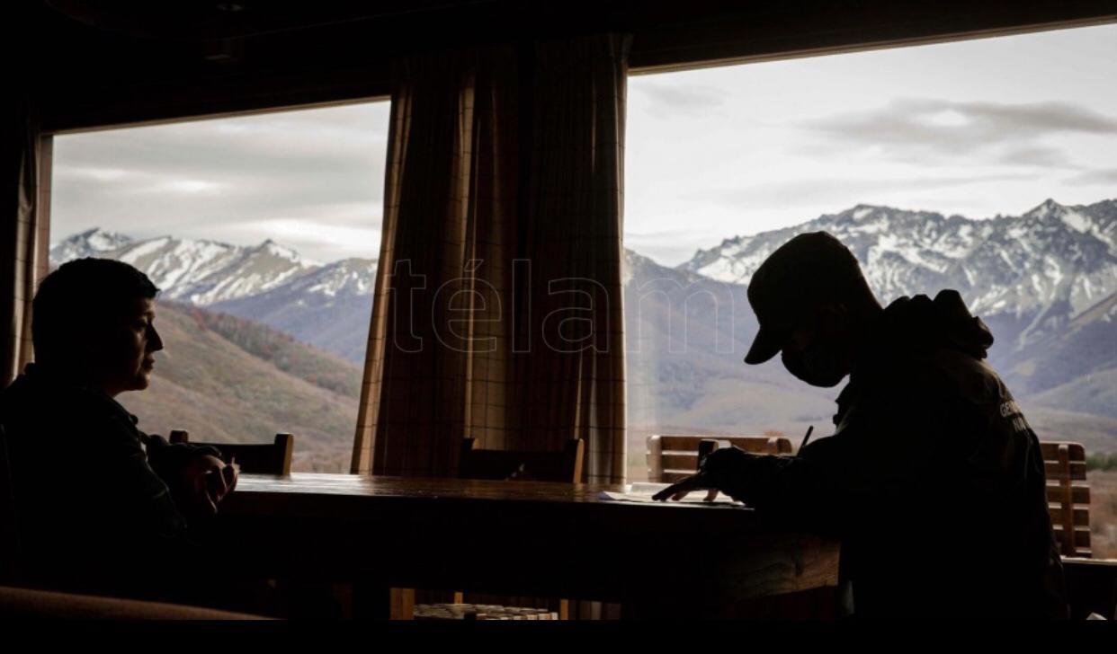 En la Estancia Baguales, en Rio Villegas, luego de cruzar el río en camioneta, trabajadoras como Rosa recibieron a los gendarmes que censaban en las zonas rurales cercanas a la ciudad de Bariloche.