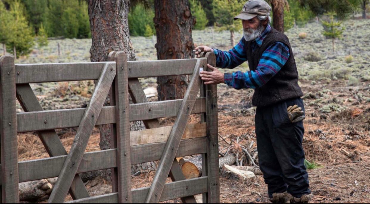 Esteban, propietario del campo en Ñirihuau arriba, recibe en la tranquera a Gendarmería Unidad de Montaña, los encargados de realizar el relevamiento censal. Es sordo y la encuesta la contestó su hija, Ana, dentro de su casa.