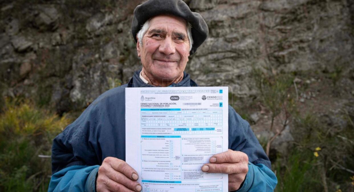 León, un hombre de más de 70 años que vive en el Paraje Río Villegas, 50.km al sur de Bariloche, frente a donde fueron los incendios durante el verano de este año. Lo censaron en plena ruta 40, donde estaba buscando su caballo. Luego pasaron por su casa y le dejaron el sticker que indica que su casa fue censada.