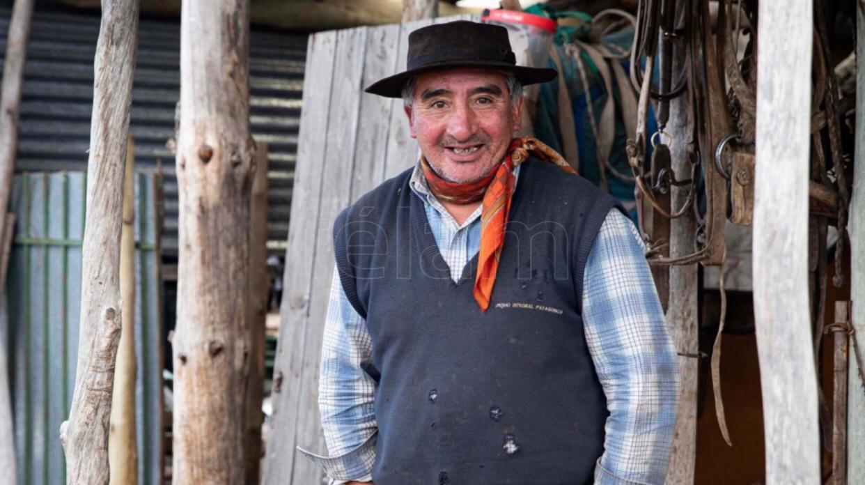 Luis es cuidador. Pasa todo los inviernos y el verano allí, en el Nirihuau arriba, a 40 km al noreste de la ciudad de Bariloche. Realiza los múltiples trabajos del campo, corta la leña para calefaccionar la casa principal y su casa.