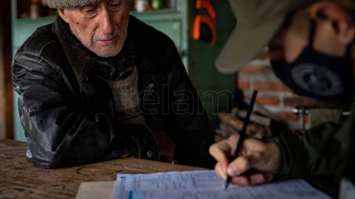 Raúl, un hombre de 88 años que toda su vida transcurrió en el campo, antes en Villegas y ahora en el Ñirihuau arriba. Recibió a los gendarmes censistas, cerca del hogar a leña, y contestó todo el cuestionario. Cuenta que lo llamaron hace unos meses para cuidar el campo y está viviendo allí permanente.