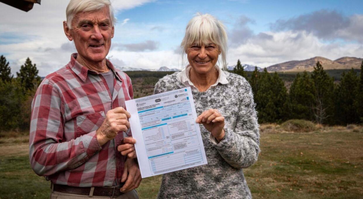 Virginia y su marido, Pedro, en su campo pintoresco, la zona rural del Nirihuau arriba, con una hermosa casita naranja sobre una loma. Los animales anuncian la llegada de los censistas. No dudan en recibir a los gendarmes cálidamente y contestar el censo completo.