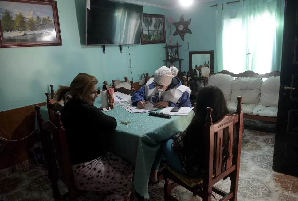 FAMILIA BAZÁN. Madre e hijos dieron la bienvenida al censista y rellenaron el censo completo en papel.    