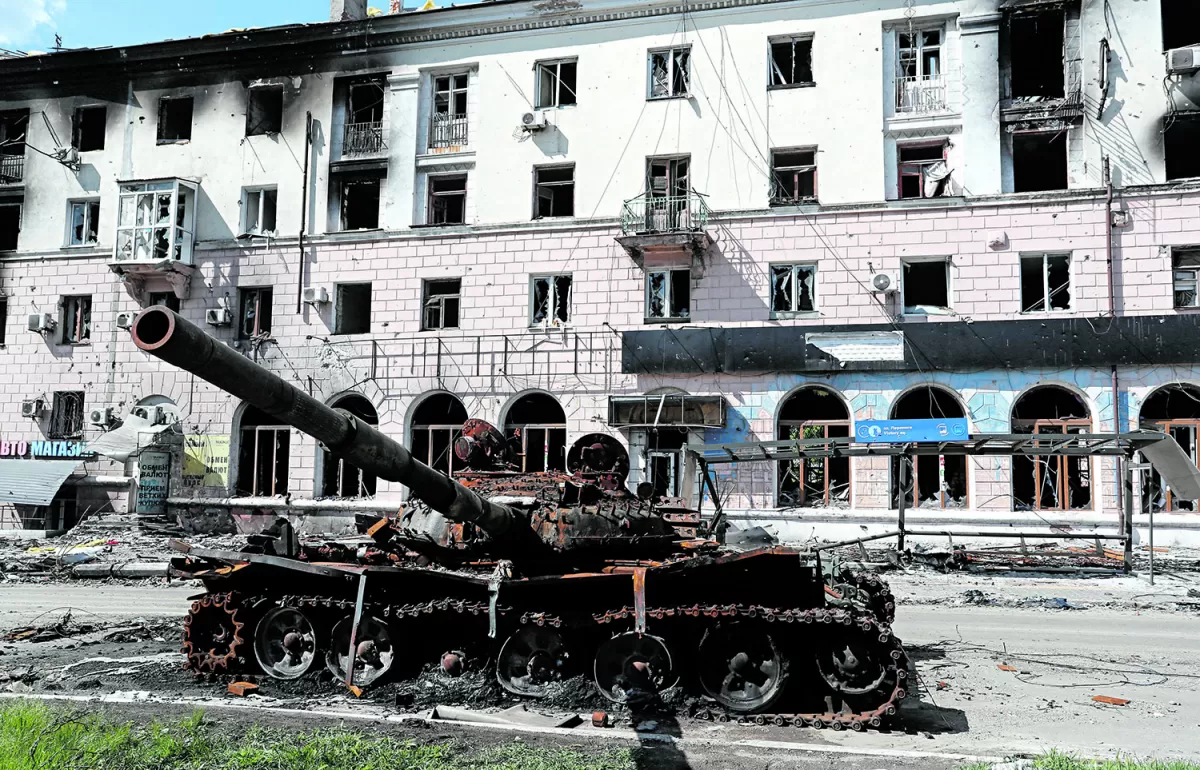 COMO CHATARRA. Un tanque, quemado y destruido, quedó abandonado en una calle de la cudad de Mariúpol.