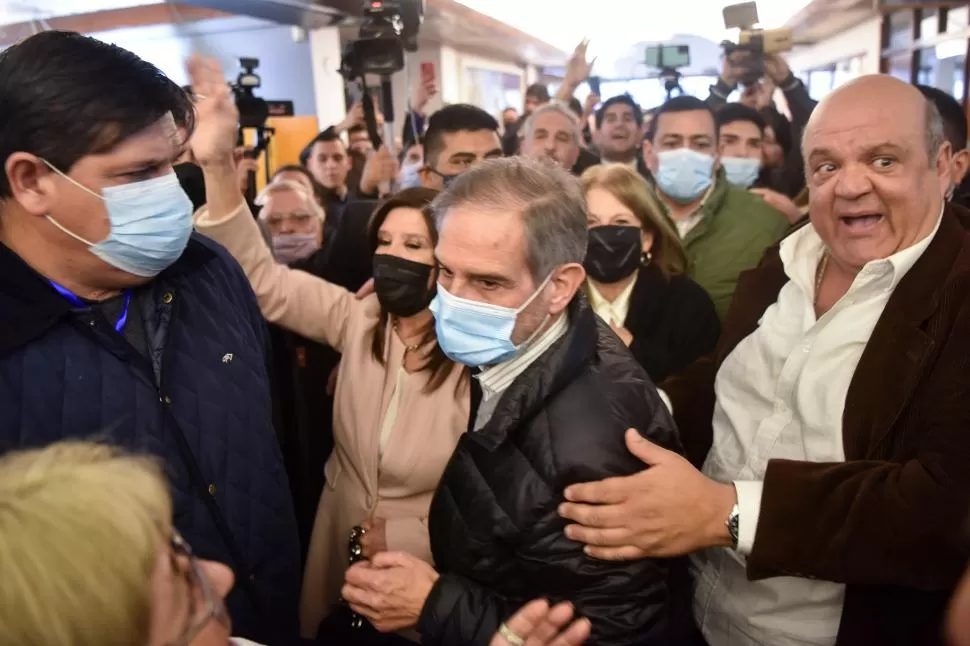 CELEBRACIÓN. Con ojos húmedos y entre cánticos, Pagani y Leal ingresan al Virla acompañados por Saab. FOTOS DE INÉS QUINTEROS ORIO