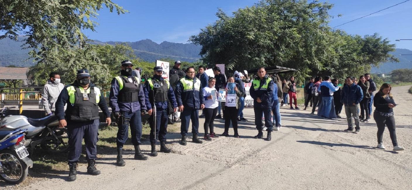 Familiares de Morales y de Saldaño protestan afuera del country donde está detenido Zarlenga