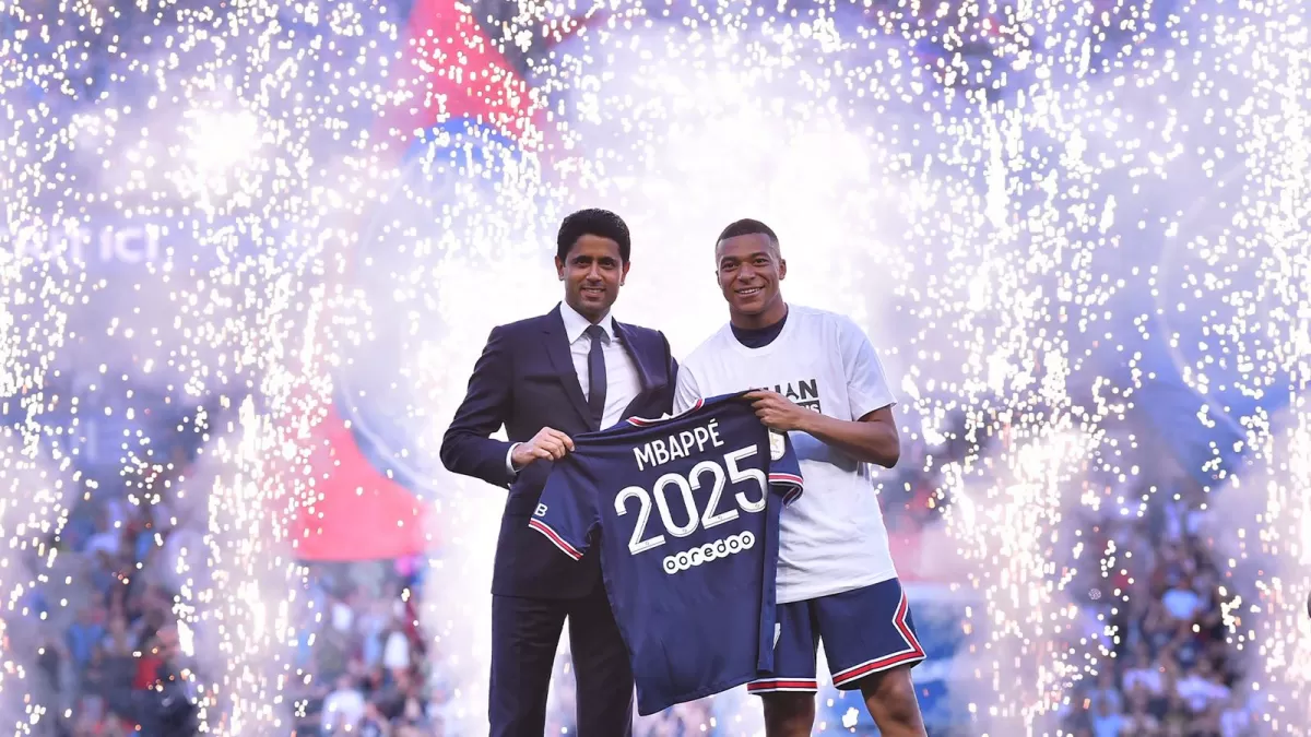 Kylian Mbappé junto al presidente del PSG, Nasser Al-Khelaïfi. Foto: Prensa PSG