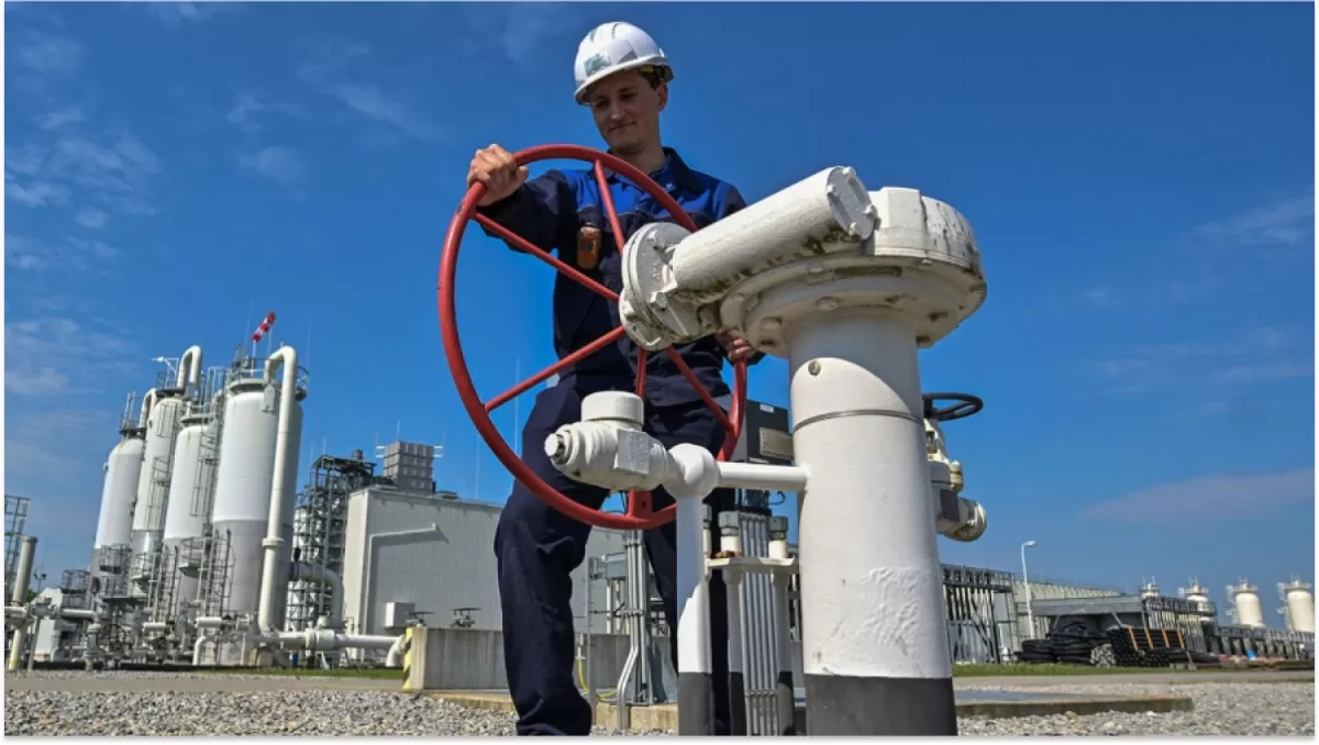 EN PUJA. El gigante ruso Gazprom anunció ayer un drástico recorte del servicio hacia Europa occidental.