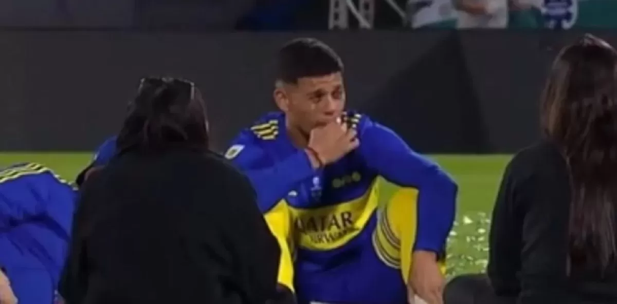 Rojo fumó en el campo de juego del Kempes tras las consagración de Boca