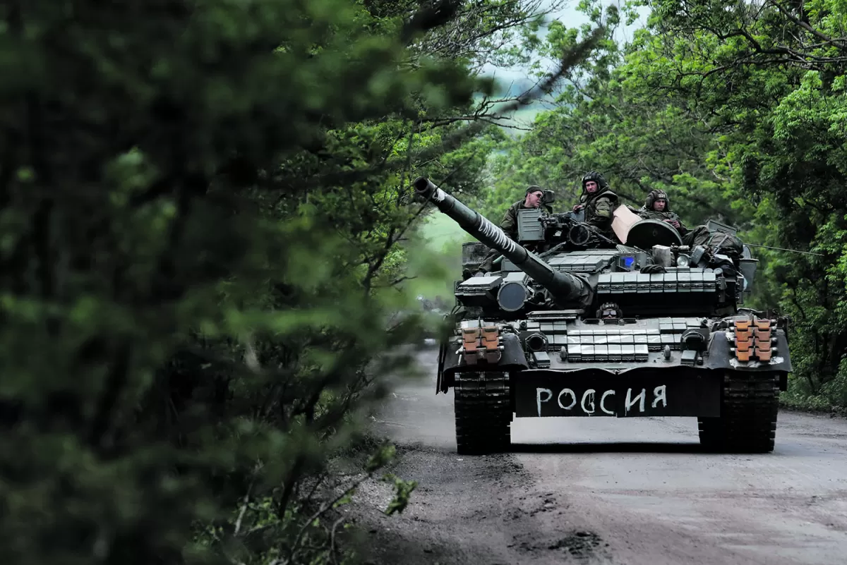 DONETSK. Un tanque con tropas pro rusas recorre rutas de la región. 