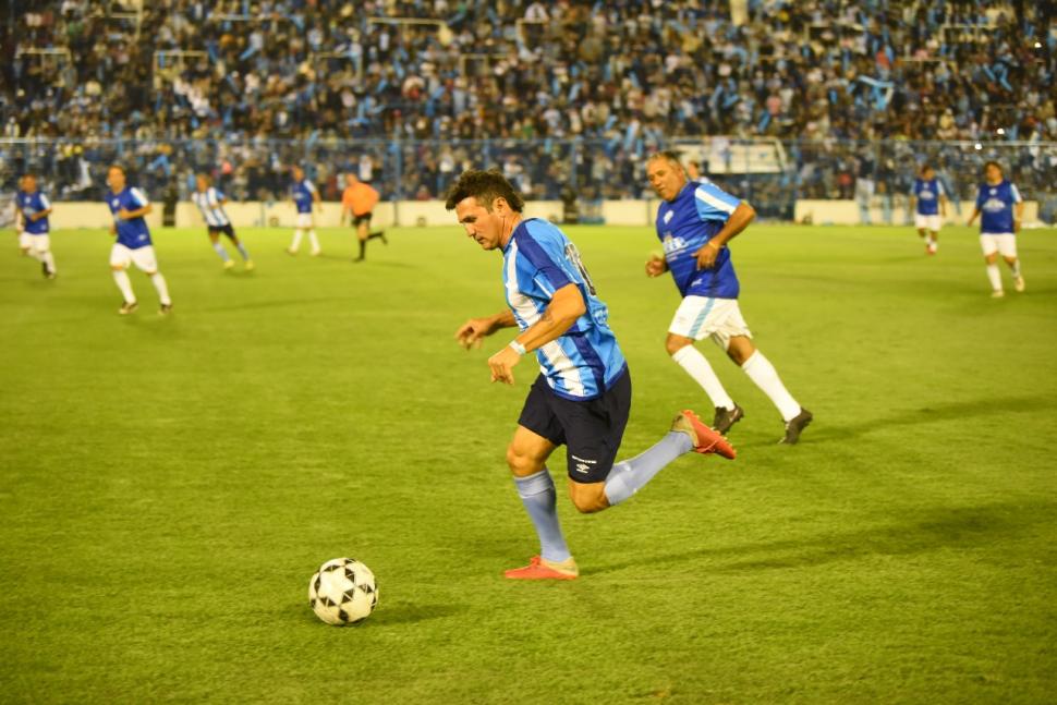 A TODA VELOCIDAD. Sebastián Longo fue una de las figuras del primer partido. El mendocino hizo un surco con su juego por el sector derecho del ataque de su equipo. “Petete” Hernández mira a lo lejos. Los hinchas disfrutaron de un gran partido y ovacionaron a todos sus ídolos.