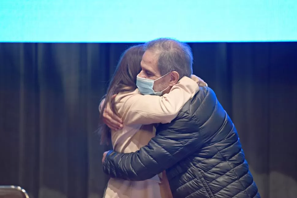 JUEVES DE VICTORIA. El abrazo de Leal y Pagani fue acompañado por el aplauso de la Asamblea en el Virla.  la gaceta / foto de JUAN PABLO SANCHEZ NOLI