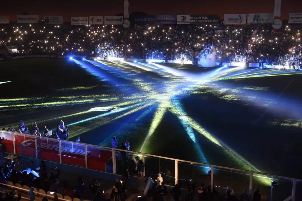 ESPECTACULAR. El show de luces y música del entretiempo fue de gran magnitud. La multitud pudo disfrutar de un gran espectáculo, a la altura de lo que merecía. la gaceta / fotos de diego aráoz