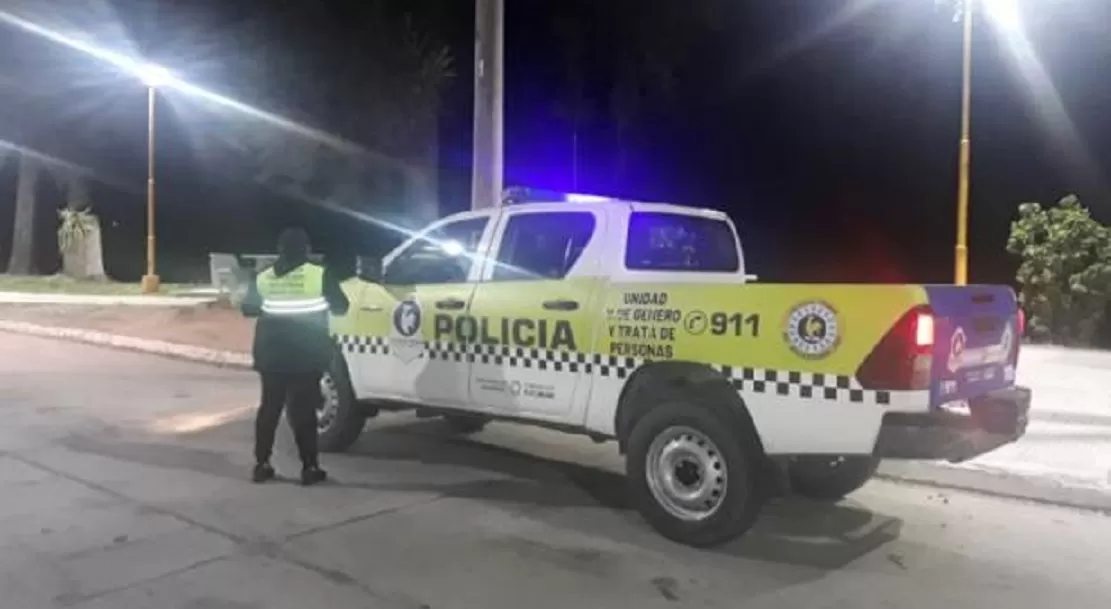 POLICÍAS SOCORREN a una mujer que denunció violencia de género. 