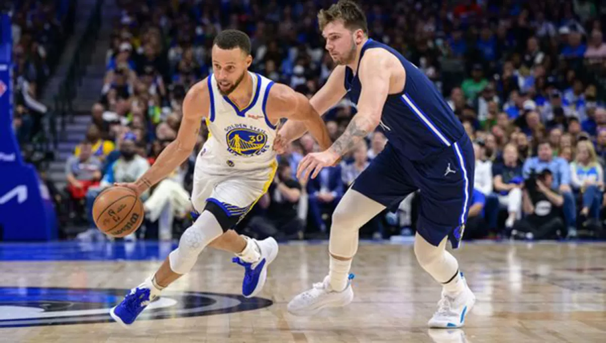 BRILLA. Stephen Curry mostró una vez más que Warriors es serio candidato al título de la NBA.