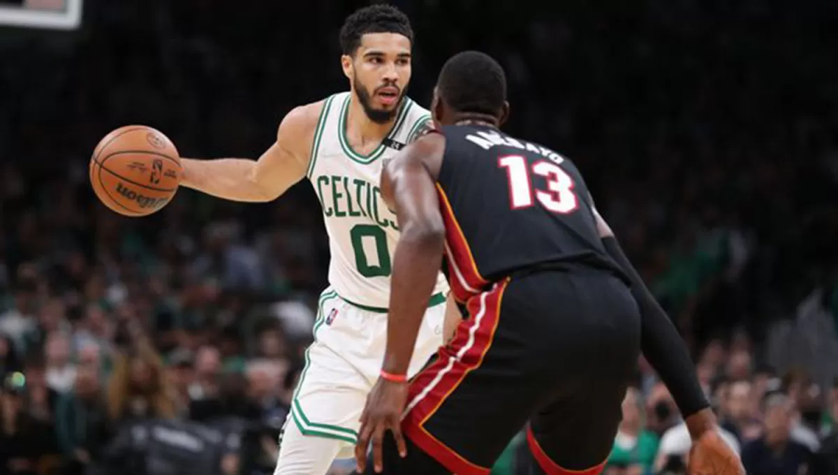 IMPARABLE. Jayson Tatum se convirtió definitivamente en el jugador insignia de Boston Celtics, que sueña con las finales de la NBA.