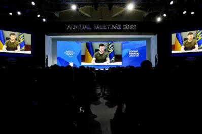 Davos recibió a Zelenski de pie y con aplausos