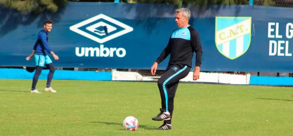 TIENE LA PELOTA. Estos días serán convulsionados para Pusineri y su cuerpo técnico. El entrenador espera por refuerzos, mientras prepara un amistoso para mañana. 