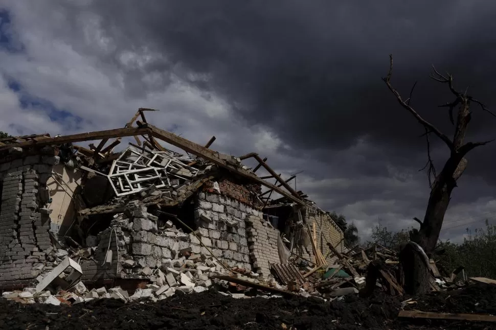 EN RUINAS. Así quedó una casa de la ciudad de Slatyne, destruida durante de un ataque ruso sobre la región de Kharkiv.  