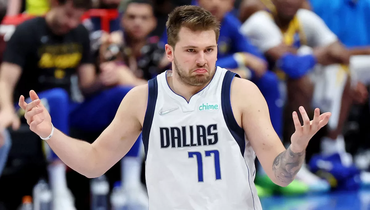 HIZO TODO. Luka Doncic lideró a Mavs en puntos, rebotes y asistencias para estirar la serie al quinto juego.