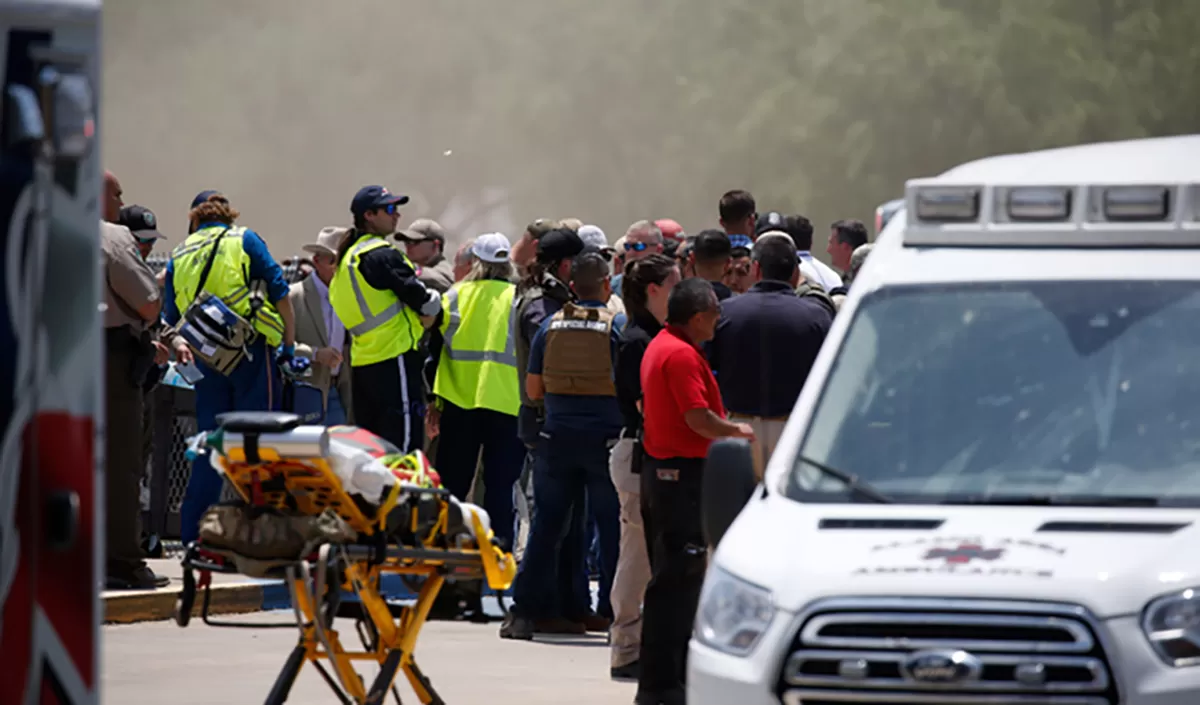 Al menos 19 niños y dos adultos mueren asesinados en un tiroteo en una escuela de Texas. EL MUNDO