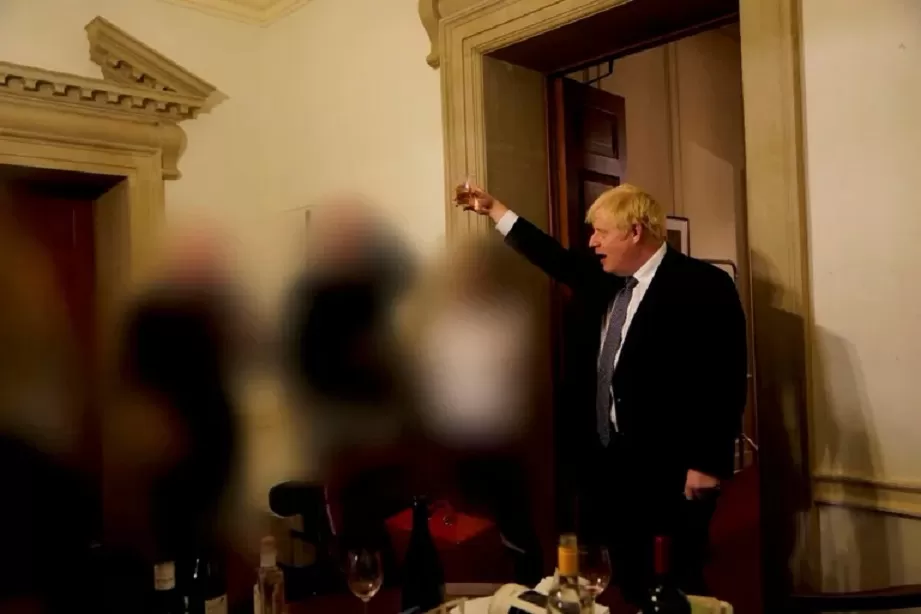 BORIS JOHNSON. Celebración en plena pandemia y escándalo por el Partygate.
