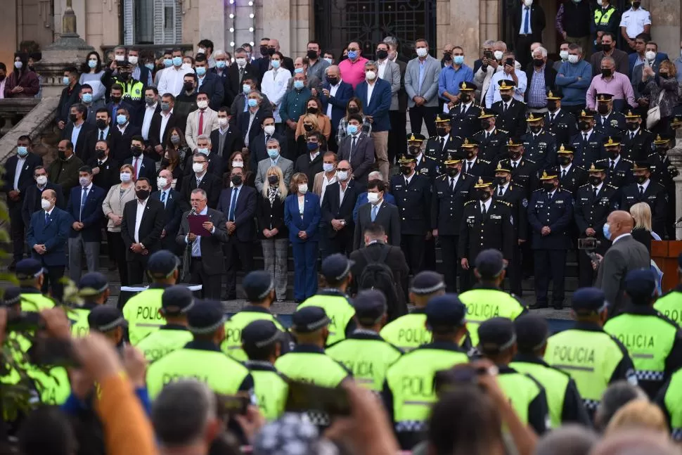 JUNTO A SU GABINETE. El gobernador remarcó que seguirán trabajando “para que los tucumanos tengan mayor tranquilidad y puedan vivir en paz”.  