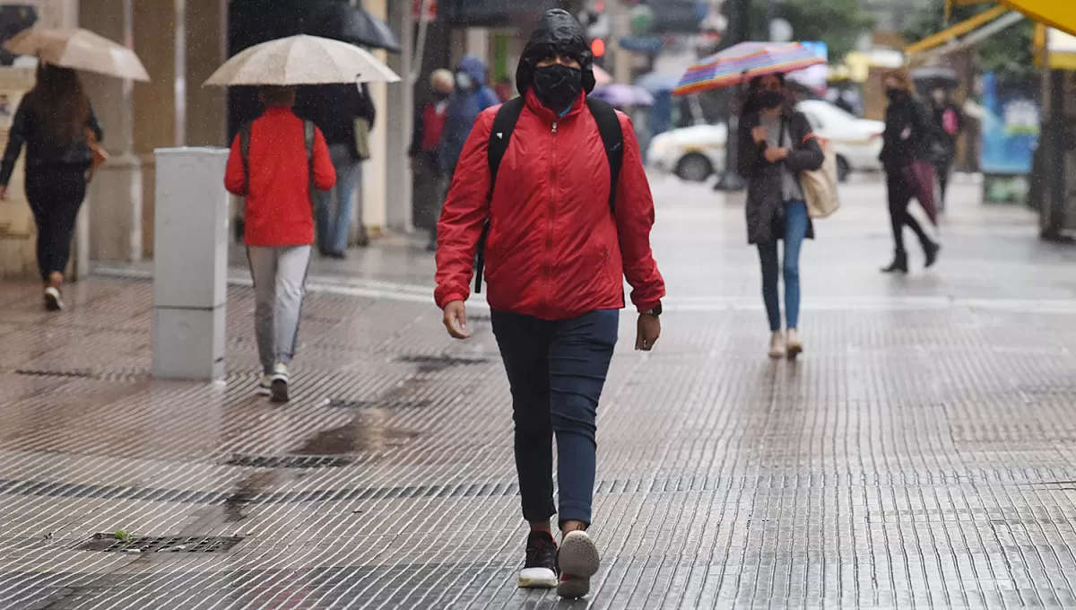 LLOVIZNA Y FRÍO. El estado del tiempo obligará a los tucumanos a llevar paraguas hasta el domingo.