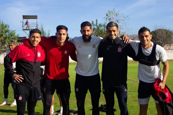 LA BUENA ONDA, UNA MARCA REGISTRADA. Sosa, Jaime, Orellana, Bellone e Imbert posan sonrientes durante un alto de la actividad. El plantel comenzó a trabajar pensando en la etapa decisiva del torneo. 