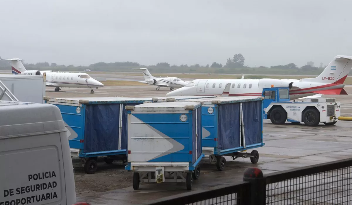 POSTAL ATÍPICA. El aeropuerto, estacionamiento de aviones debido a la cumbre de gobernadores.