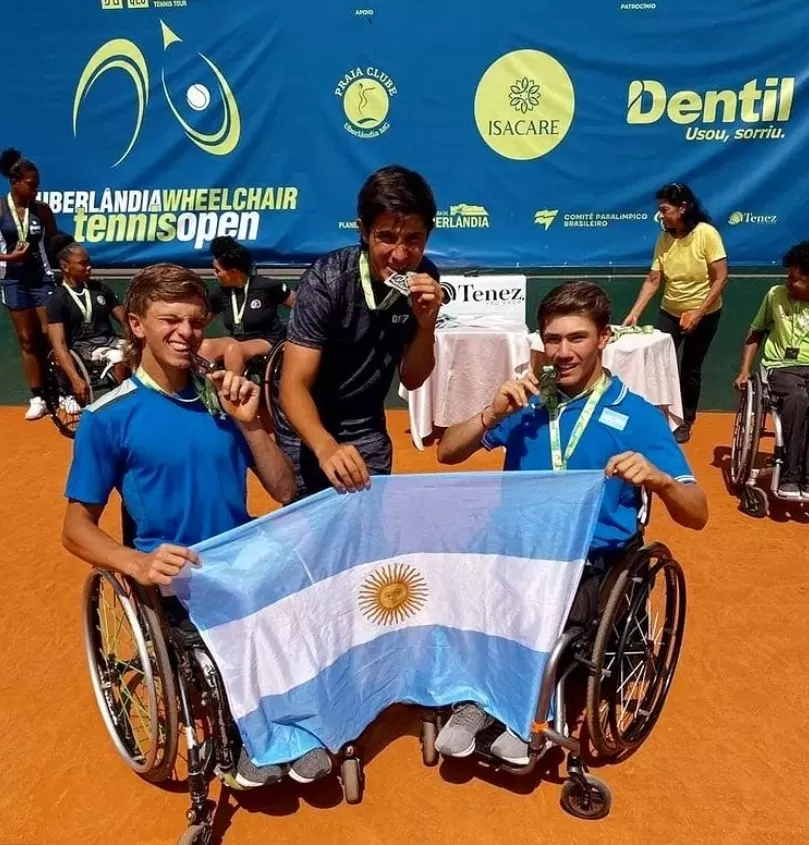 CON LA CELESTE Y BLANCA. Benjamín, Gonzalo y el equipo nacional están de gira desde marzo.  