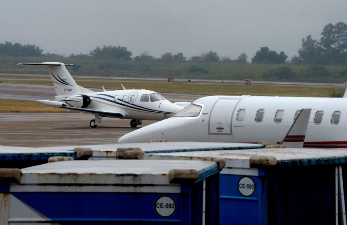 POSTAL ATÍPICA. El aeropuerto, estacionamiento de aviones debido a la cumbre de gobernadores.