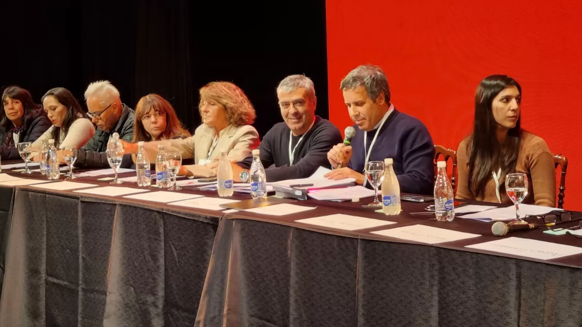 EN LA CONVENCIÓN DE LA UCR. El tucumano José Cano, junto a otros referentes radicales del país. Foto Twitter @JCanoOK