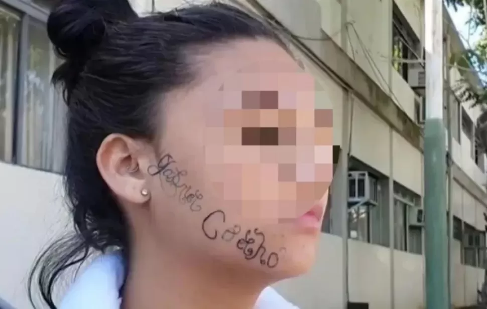 La joven con el rostro tatuado.