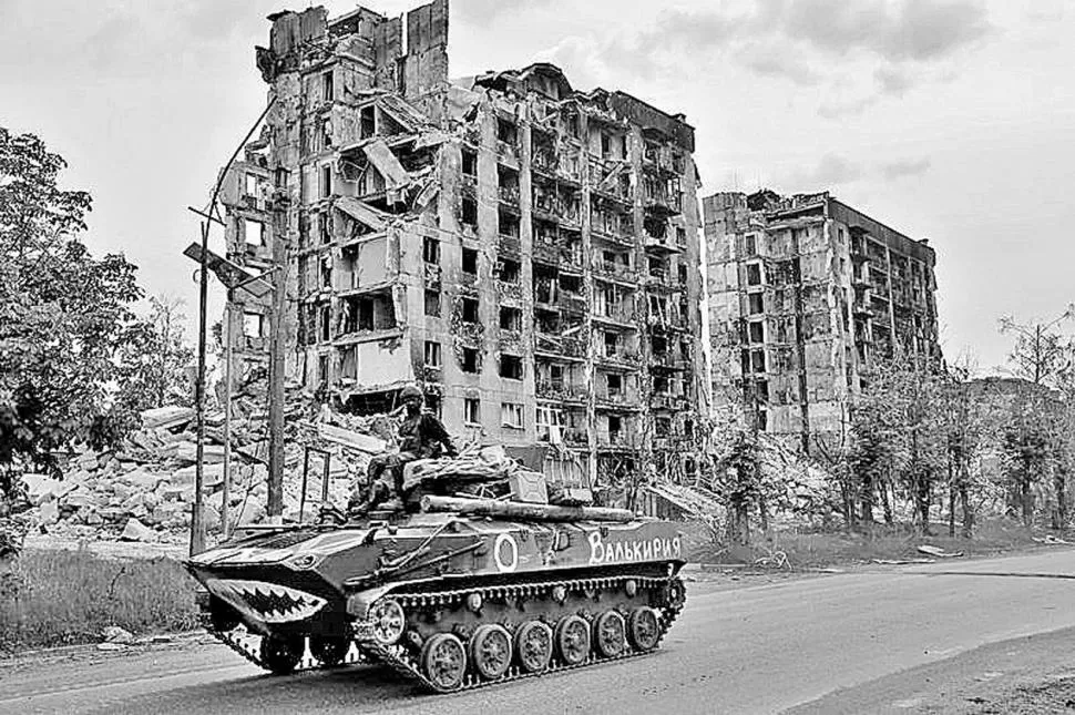 BAJO CONTROL. Tanques rusos recorren las calles de Popasna, ciudad sobre la que avanzaron esta semana.  