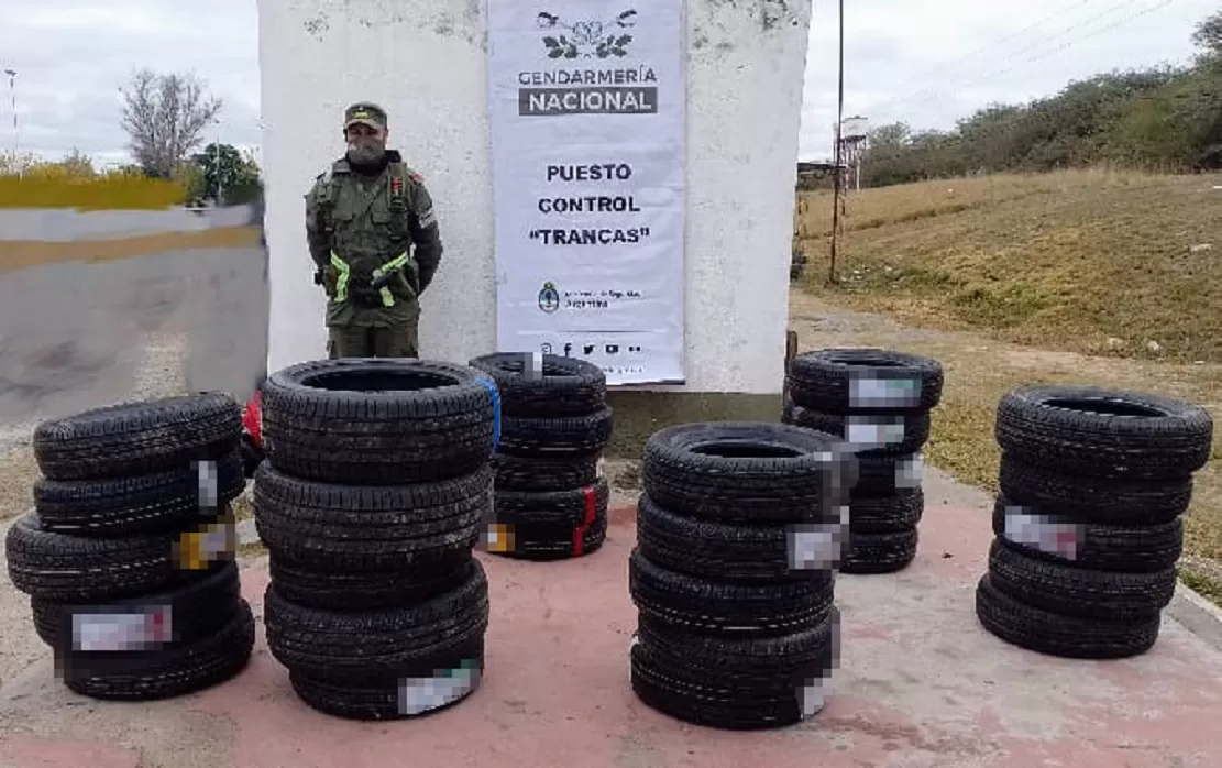 Neumáticos secuestrados en uno de los operativos. 