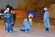 Estaba en la esquina de su casa, se le acercó una persona y recibió un puntazo